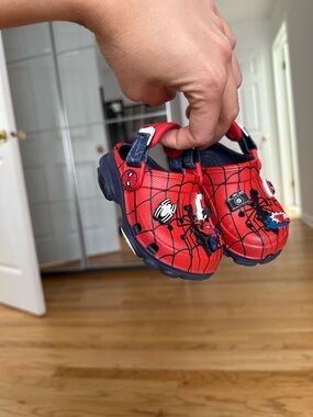 Spider-man Crocs sz 4 infant toddler